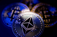 比特币周五暴跌，是熊市初现还是牛市回调